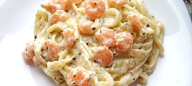Спагетти с креветками в сливках