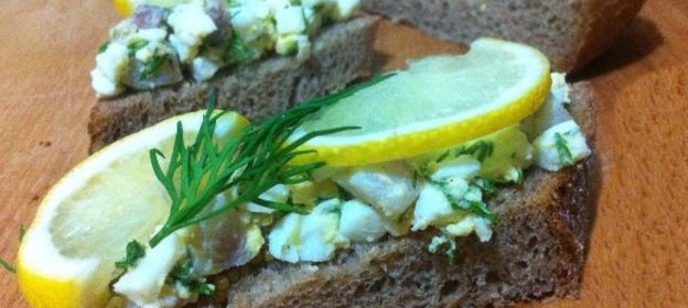 Запеканка из сухарей черного хлеба и яблок