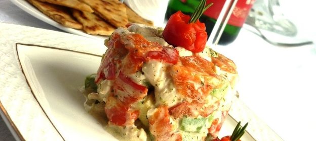 Салат-закуска из курицы,запеченого перца и авокадо