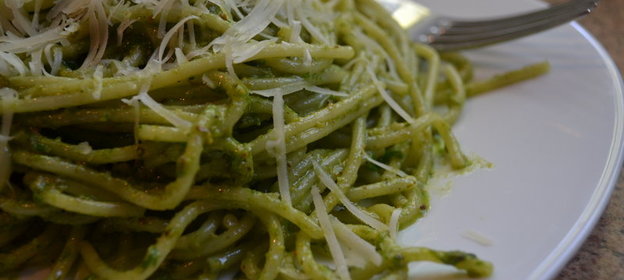 Спагетти с песто из лука-слизуна