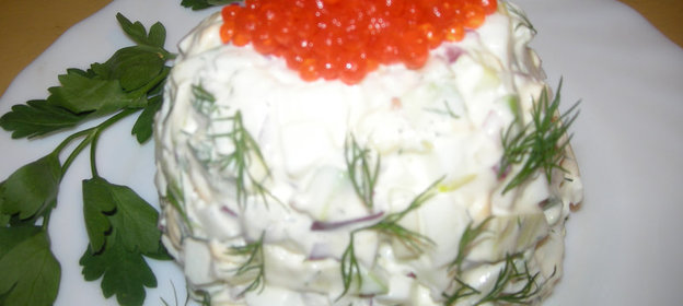 Авокадо с икрой и яйцами