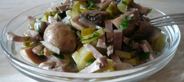 Салат с языком и шампиньонами