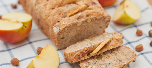 Хлеб с яблоками и орехами