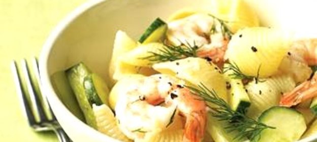 Салат с креветками, пастой и огурцом
