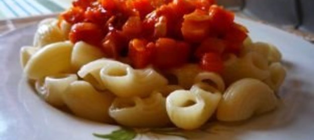 Макароны с соусом из кабачка)