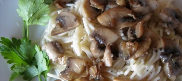 Курица, тушенная с белыми грибами