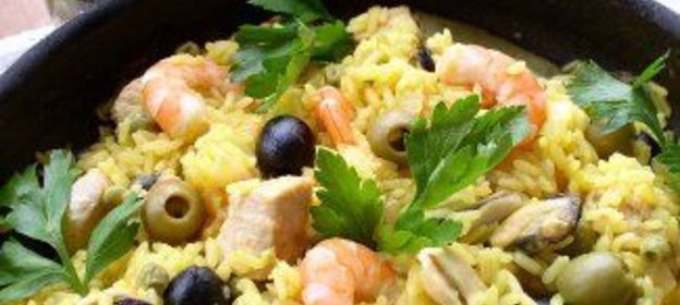 Паэлья с морепродуктами и оливками