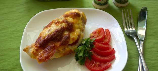 Грудка с помидорами в духовке