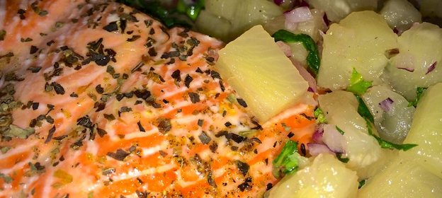 Запеченная семга с ананасовой сальсой