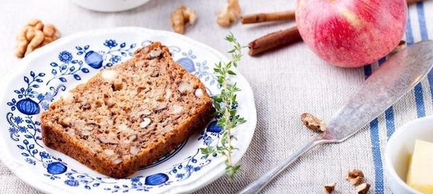 Кекс с яблоками и курагой