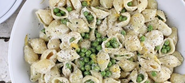 Макароны с зеленым горошком