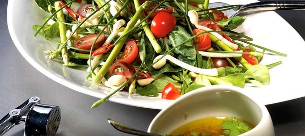 Салат из спаржи, помидоров, бобовых проростков, корна и пекинской капусты