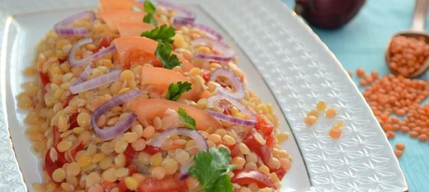 Салат из чечевицы с маринованным луком