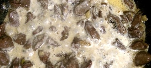 Куриные сердечки в сливочно-чесночном соусе