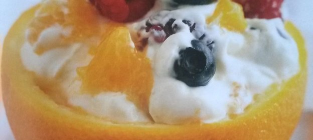 Сливочный десерт с ягодами в апельсиновой цедре