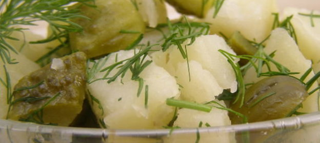Салат картофельный с маринованными огурцами и укропом