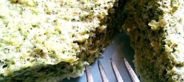 Запеканка из яичных белков, кальмаров и брокколи