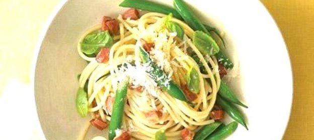 Спагетти с беконом, зеленой фасолью и базиликом