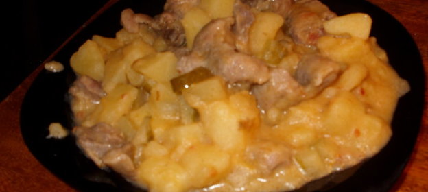 Куриные желудки,тушеные с картошкой и огурцами