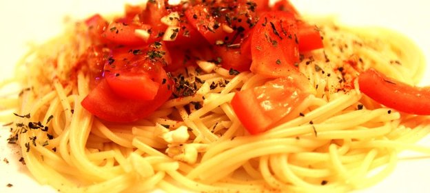 Быстрые спагетти с помидорами и чесноком