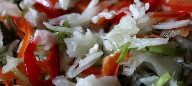Зимний салат из квашеной капусты с болгарским перцем