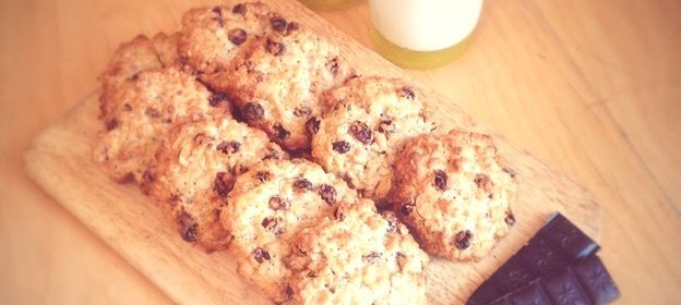 Традиционное овсяное печенье с изюмом и арахисом