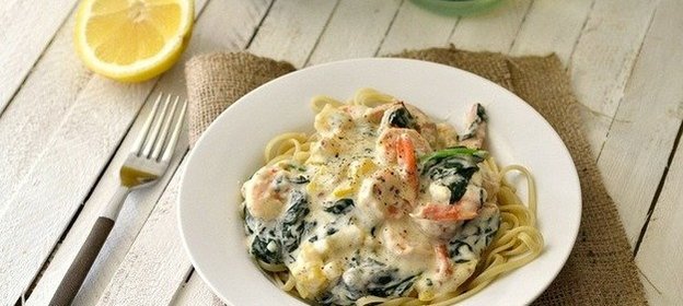 Паста с креветками, шпинатом и луком-пореем