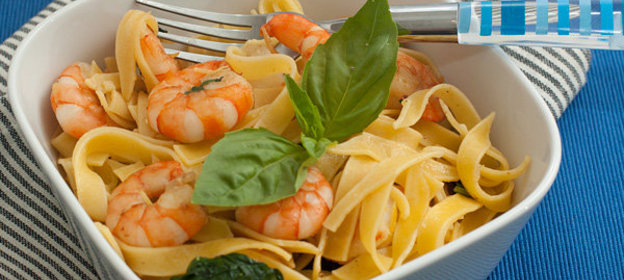Паста с креветками и базиликом