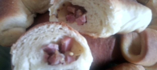 Сырные рогалики с ветчиной (рецепт для хлебопечки)