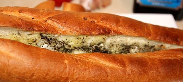 Багет с чесноком и базиликом