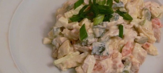 Мясной салат с яблоками