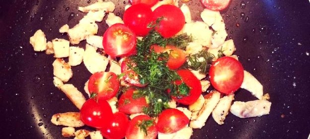 Паста с курицей, помидорами и авокадо