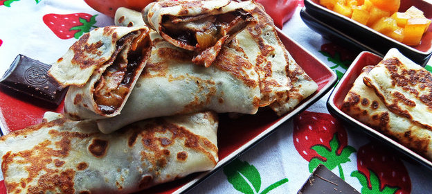 Блинчики с шоколадно-фруктовой начинкой