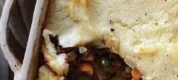 Запеканка из картофельного пюре, мяса и овощей