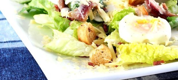 Салат «Цезарь» с анчоусным майонезом