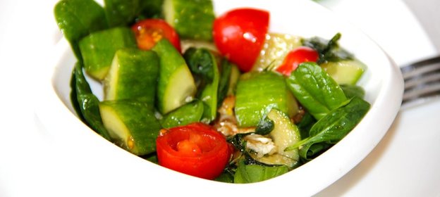 Легкий салат со шпинатом
