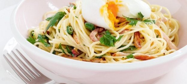 Спагетти с беконом и яйцом-пашот