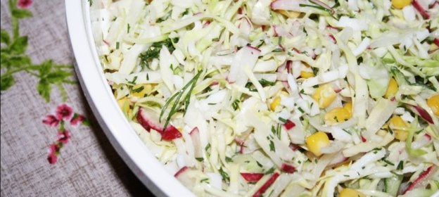 Салат Весенний с молодой капустой и кальмаром