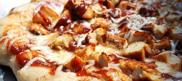 Пицца с курицей и помидорами