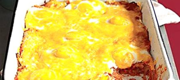 Запеченные лепешки с яйцами и томатным соусом