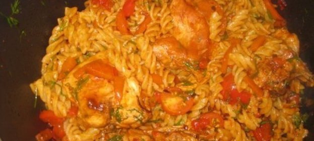Макароны с курицей в томатном соусе