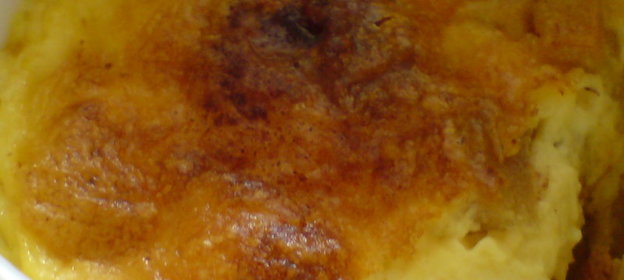 Десерт с яблоками и карамелью