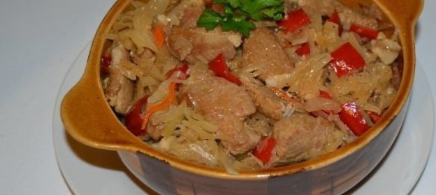 Гуляш из свинины с квашеной капустой