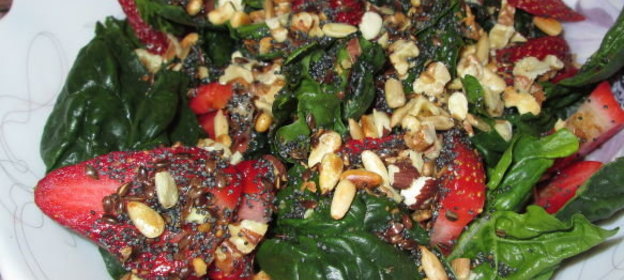 Салат из шпината и клубники