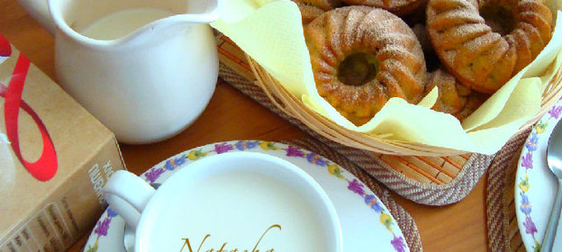 Пшенные кексы с тыквенным пюре и изюмом с зелёным чаем со сливками.Завтрак