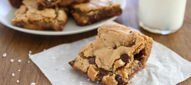 Шоколадное пирожное с соленой карамелью