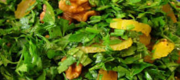 Салат из зелени с курагой и грецкими орехами