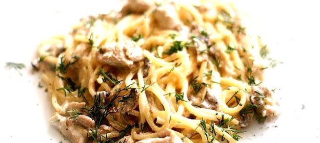 Паста с курицей и миндальным соусом