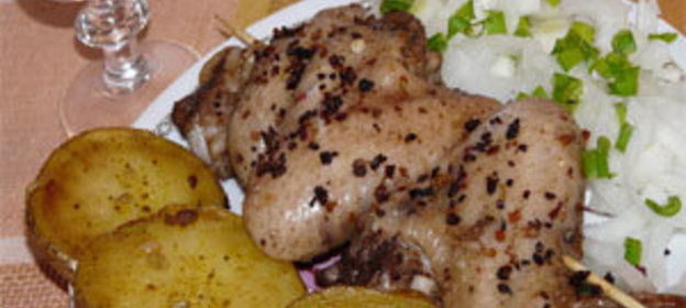 Запечённая картошка и маринованные куриные крылья