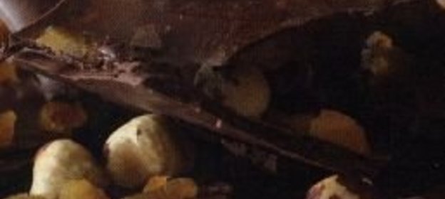 Черный шоколад с орехами и курагой